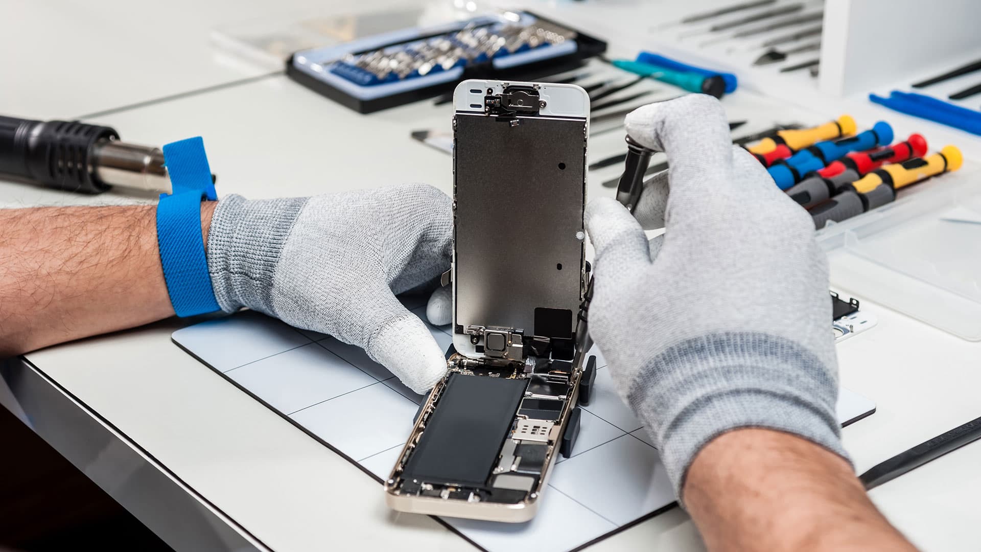 Serviser popravlja pametni telefon