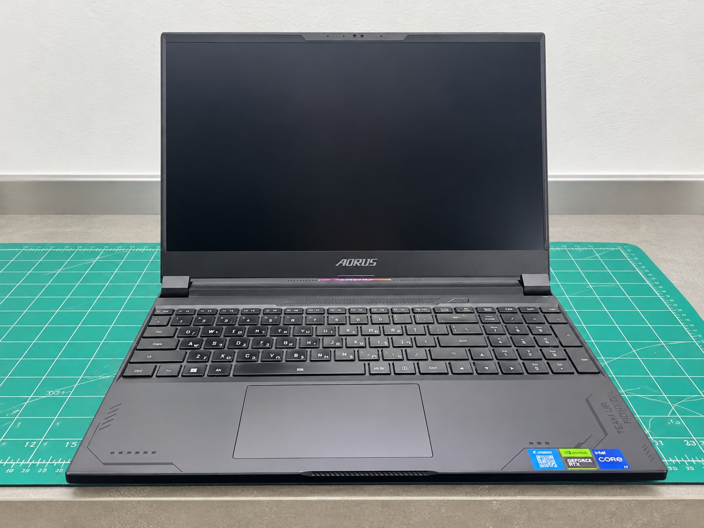Игровой ноутбук Gigabyte AORUS после обслуживания системы охлаждения