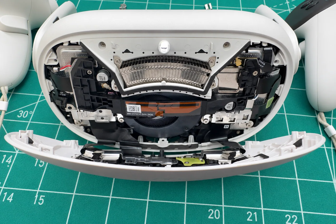 Meta Quest 3 internal layout and flexible cable routing