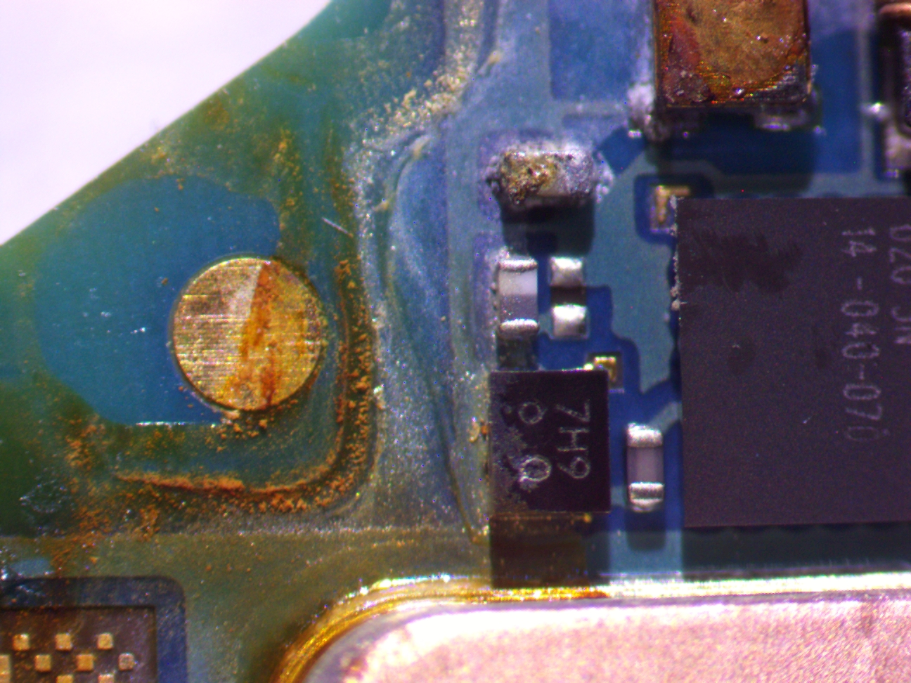 Korozija oko mikročipova i SMD komponenti Samsung Galaxy Watch sata