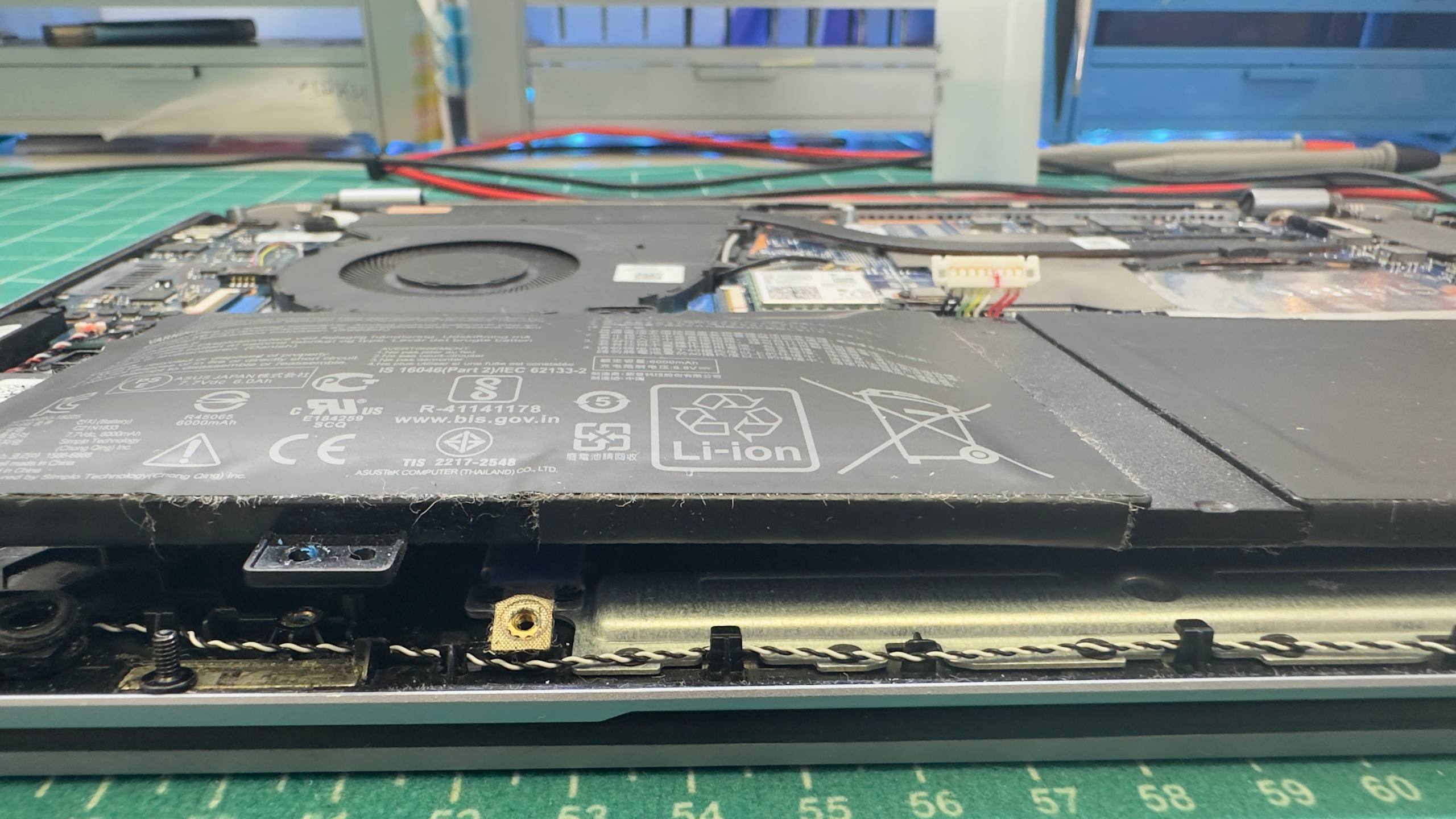 Jako naduvena baterija unutar ASUS ZenBook laptopa