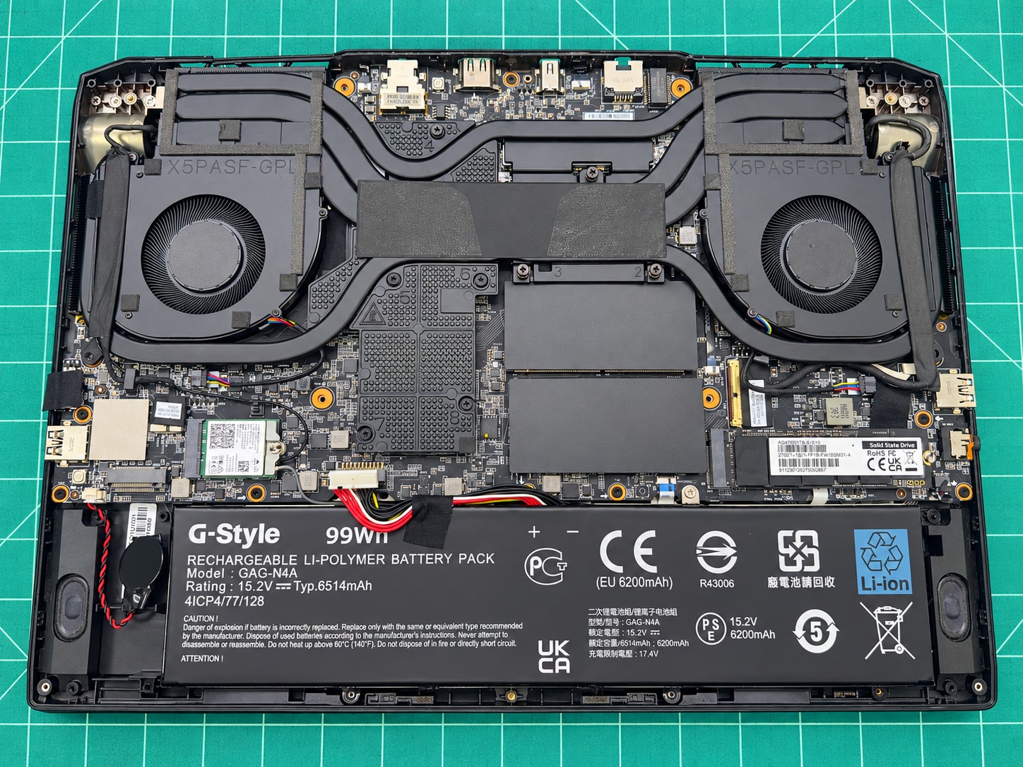 Система охлаждения Gigabyte AORUS с двумя установленными вентиляторами после чистки