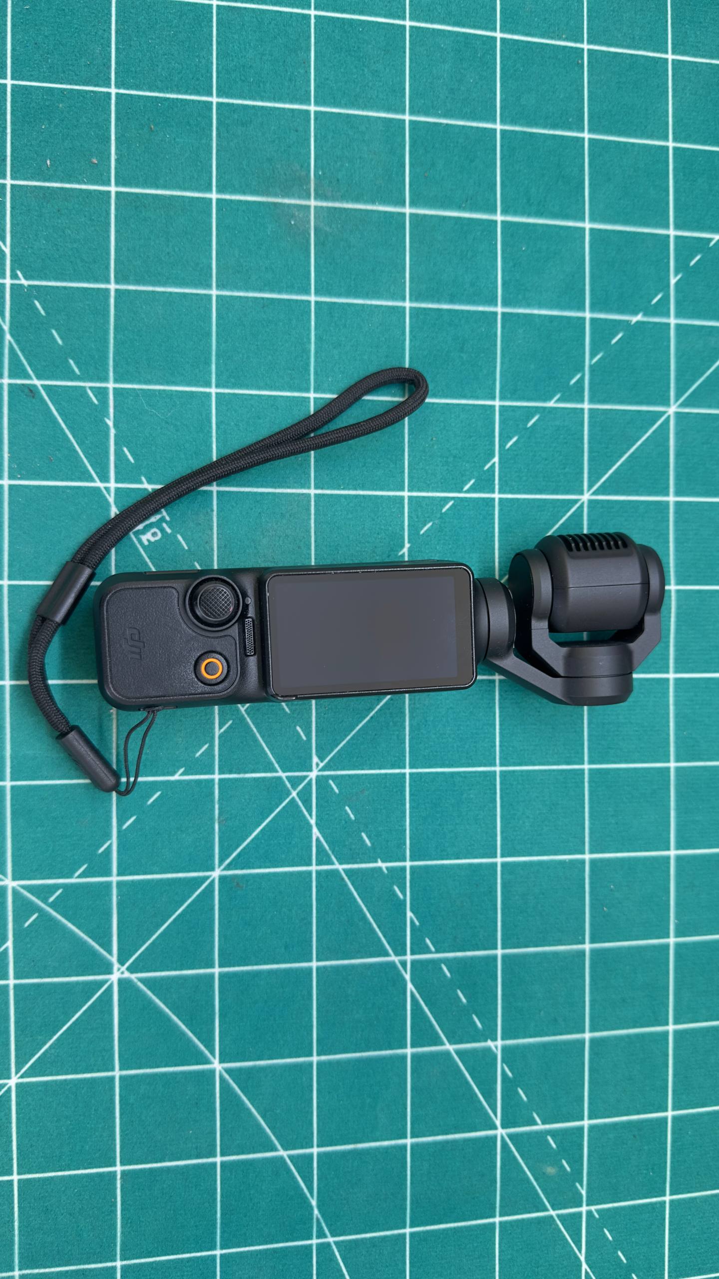 DJI Osmo Pocket 3 sa rotirajućim ekranom pre popravke fiksacije